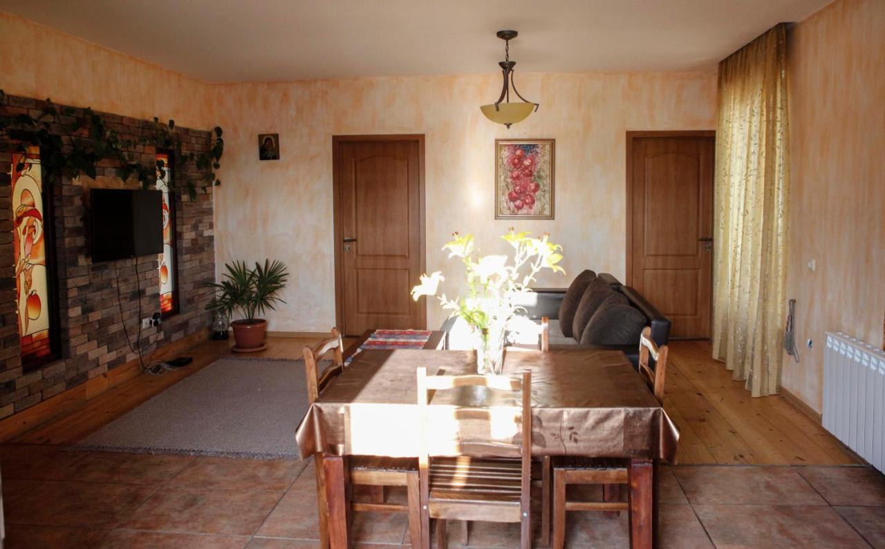 Family Mini-Hotel Martirosyan'S And Tours Erivan Exterior foto