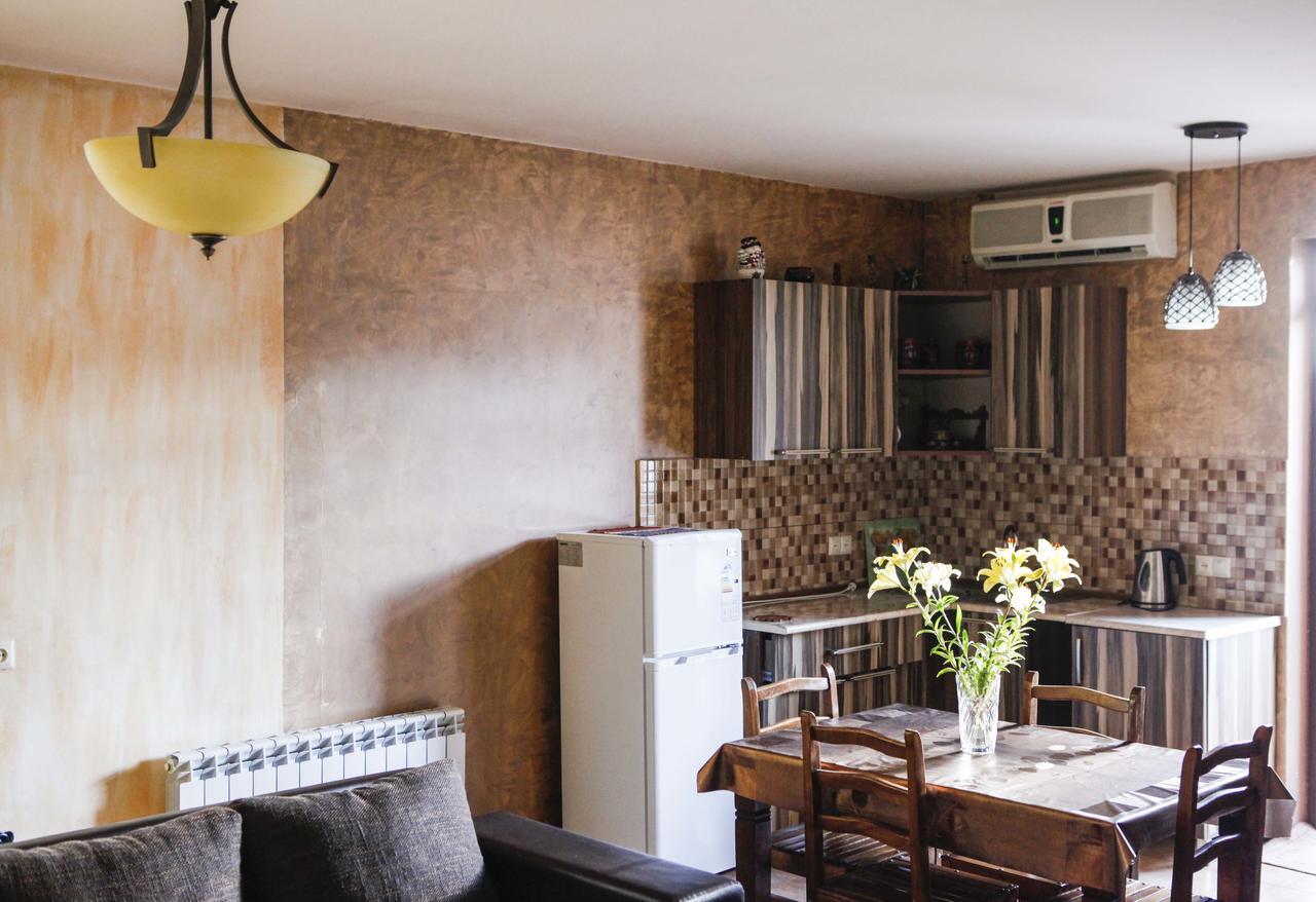 Family Mini-Hotel Martirosyan'S And Tours Erivan Exterior foto