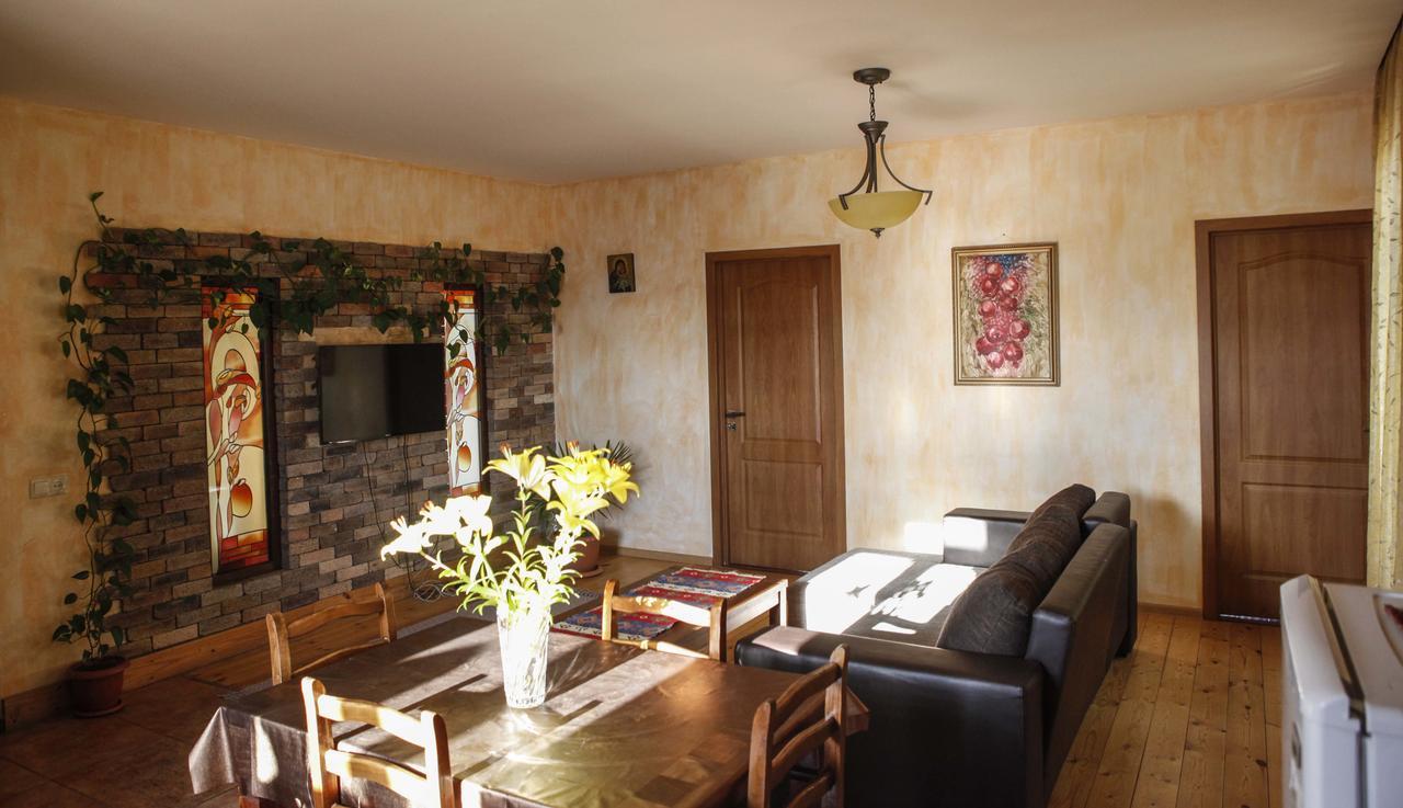 Family Mini-Hotel Martirosyan'S And Tours Erivan Exterior foto